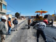 Carpeta Asfáltica en la Av. Tupac Amaru, Distrito Juli, Subgerencia de Obras y supervisión de la Municipalidad Verifican trabajos.